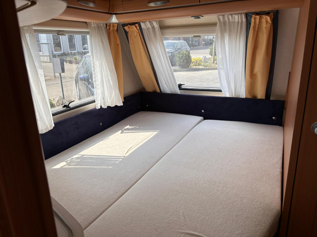 Knaus Azur NL-Premium line | Caravanmover | Fietsenrek | | Douche | 3-Pits gasfornuis | Koelkast + vriesvak foto: 20