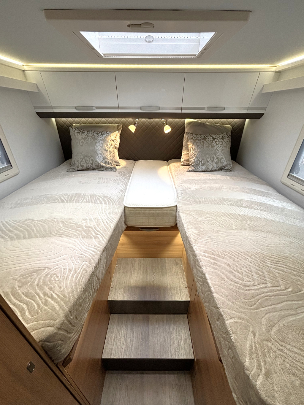 Adria Matrix 670 DL EINZELBETTEN HUBBETT FACE TO FACE Foto: 2