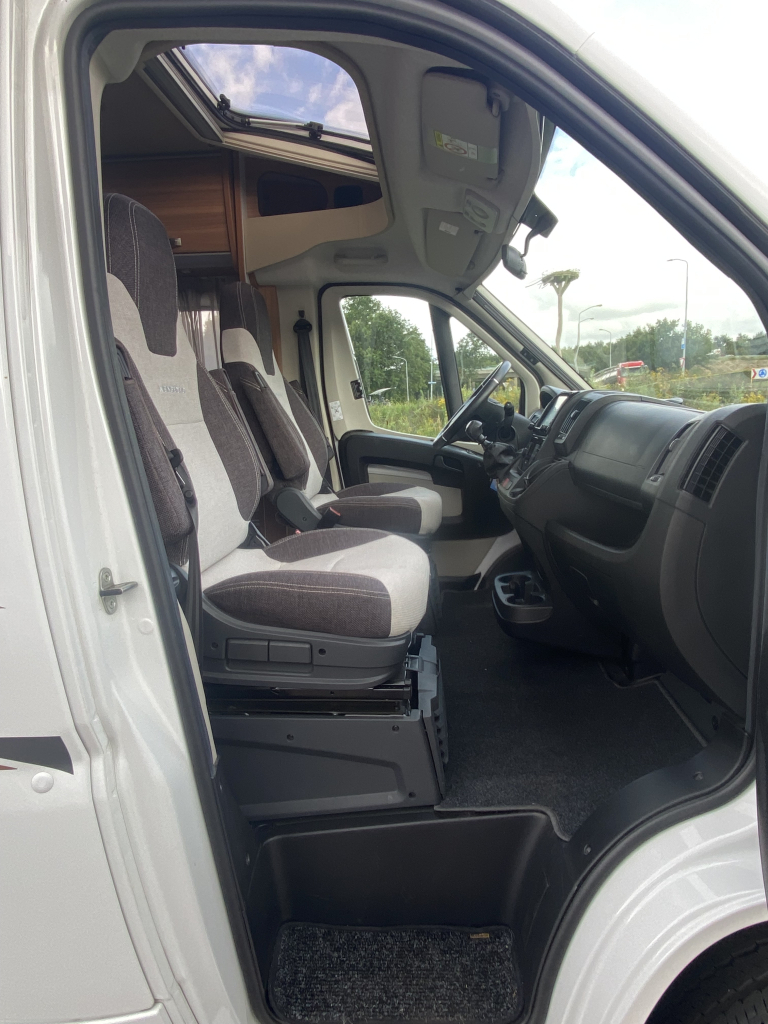 Weinsberg Pepper 600 Peugeot 163 PK, Half-integraal, 2 Lengte-bedden, Garage, Aut. schotel / LCD Camper Centrum On the Road aan de Noorderringweg 4 in Marum. foto: 4