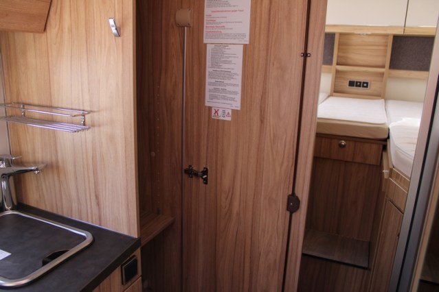 Hymer Exsis i 474 Fiat 160 CV compacto, estrecho, ligero, con camas individuales y cama abatible (55 foto: 38