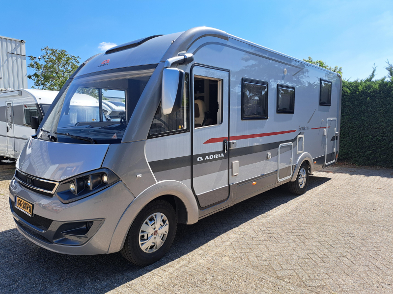 Adria Sonic Plus 700 SBC E & P Levelsysteem  foto: 2