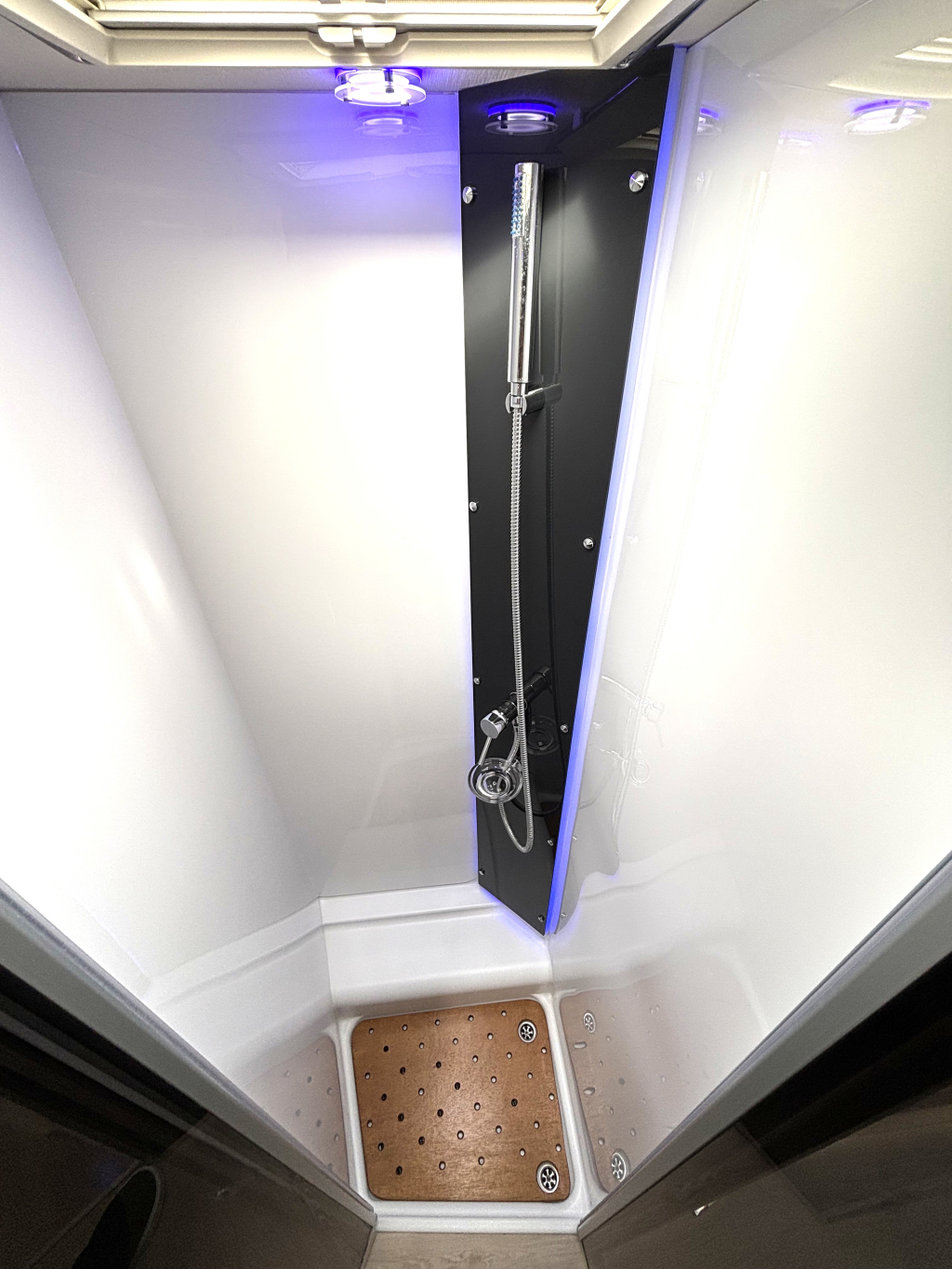 Chausson 768 XLB Titanium AUTOMAAT QUEENSBED + HEFBED + F2F foto: 10