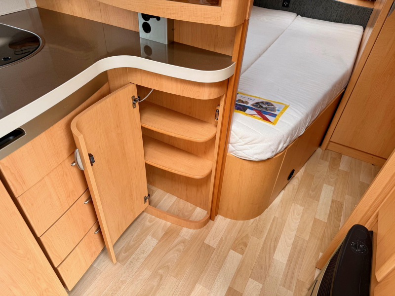 Hobby De Luxe 460 UFE mover fietsenrek voortent  foto: 17