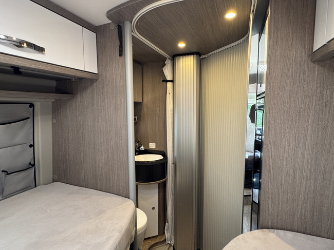 Pössl Roadcruiser 640 D-Line 160 pk AUTOMAAT 9-Traps Euro6 Fiat Ducato Maxi **Lengtebedden/4 zitplaatsen/XXL Koelkast/1e eigenaar/Full foto: 21