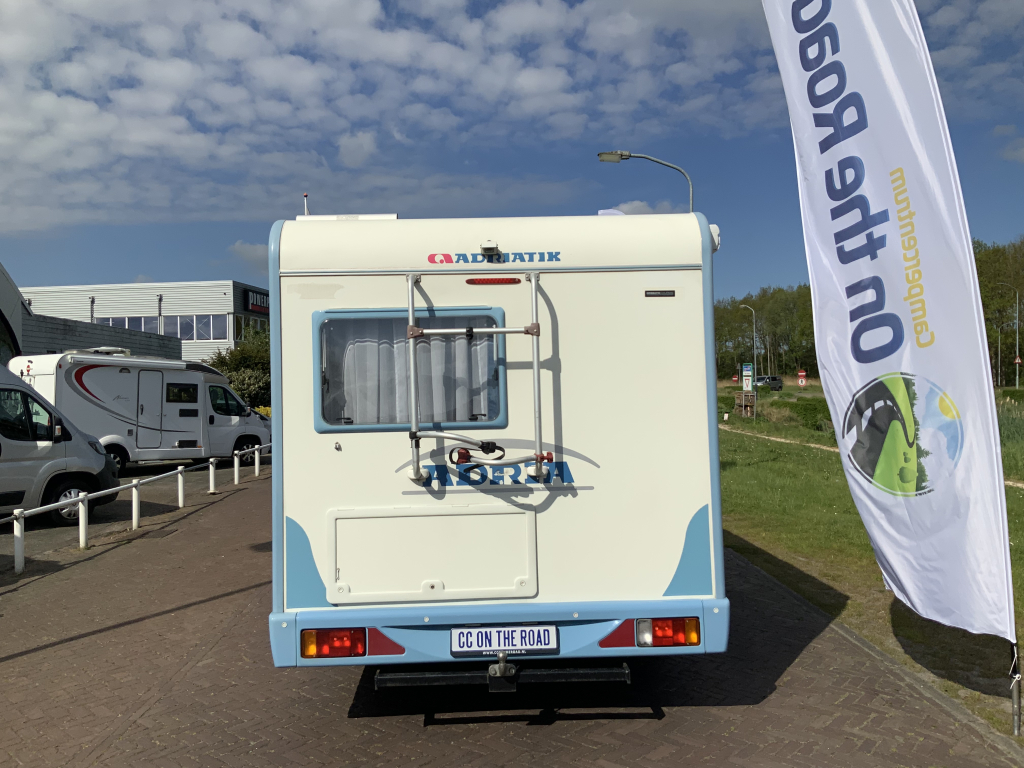 Adria   Compact   2.3 MultiJ. 130 PK , Half-integraal  , Frans-bed achter , Motor-airco , Trekhaak , Kleine camper , Bj. 2009 Camp centrum on the road Marum foto: 27