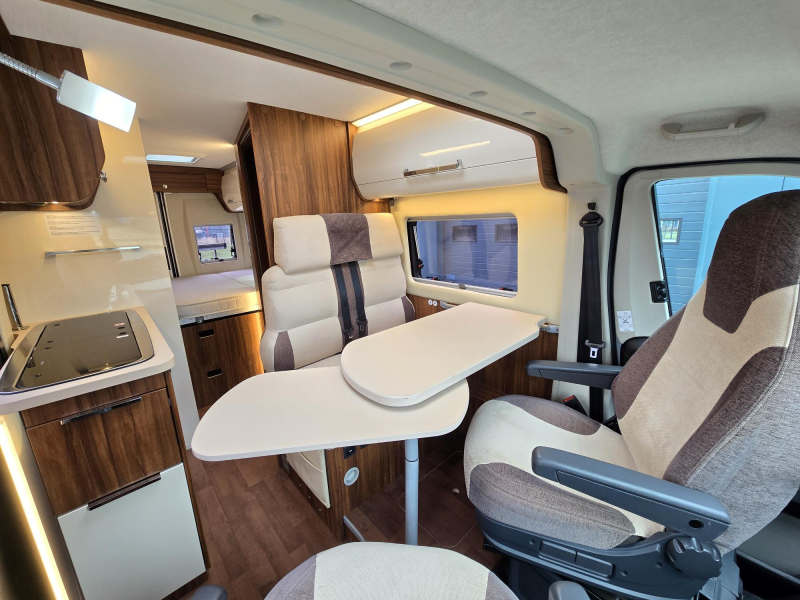 Karmann Davis 590 Fixed Bed Automatic 150hp photo: 11