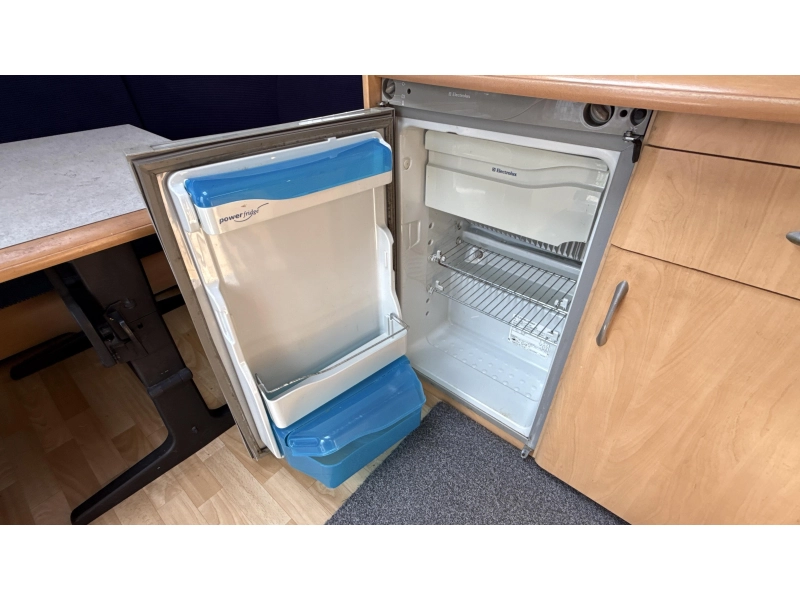 Hobby De luxe Easy 460 UFE cama francesa asiento redondo inodoro foto: 5
