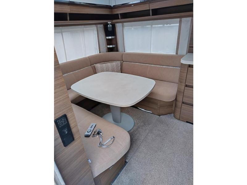 Tabbert Puccini 685 DF queensbed, mover, airco  foto: 25