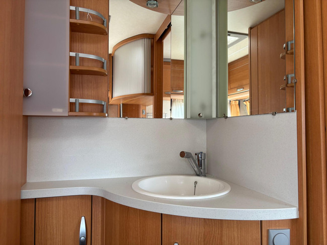 Knaus Azur NL-Premium line | Caravanmover | Fietsenrek | | Douche | 3-Pits gasfornuis | Koelkast + vriesvak foto: 18