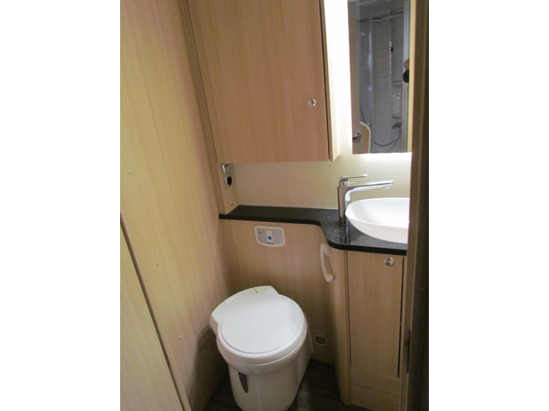 B&uuml;rstner Nexxo T 728 G Camas longitudinales, Tercera cama foto: 5
