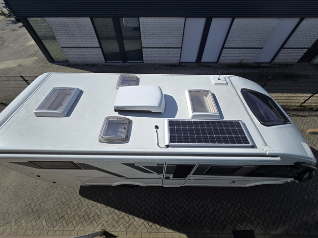 Adria SONIC SUPREME 700DL 161 PK AUTOMAAT SLECHTS 11.366 KM VEEL OPTIES SOLAR AIRCO 16 INCH VELGEN LENGTEBEDDEN HEFBED foto: 23