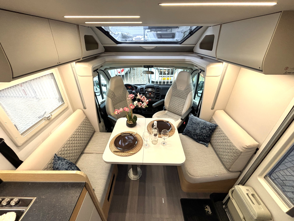 Adria Matrix 650 DC QUEENSBED + HEFBED + FACE TO FACE 2023 foto: 1