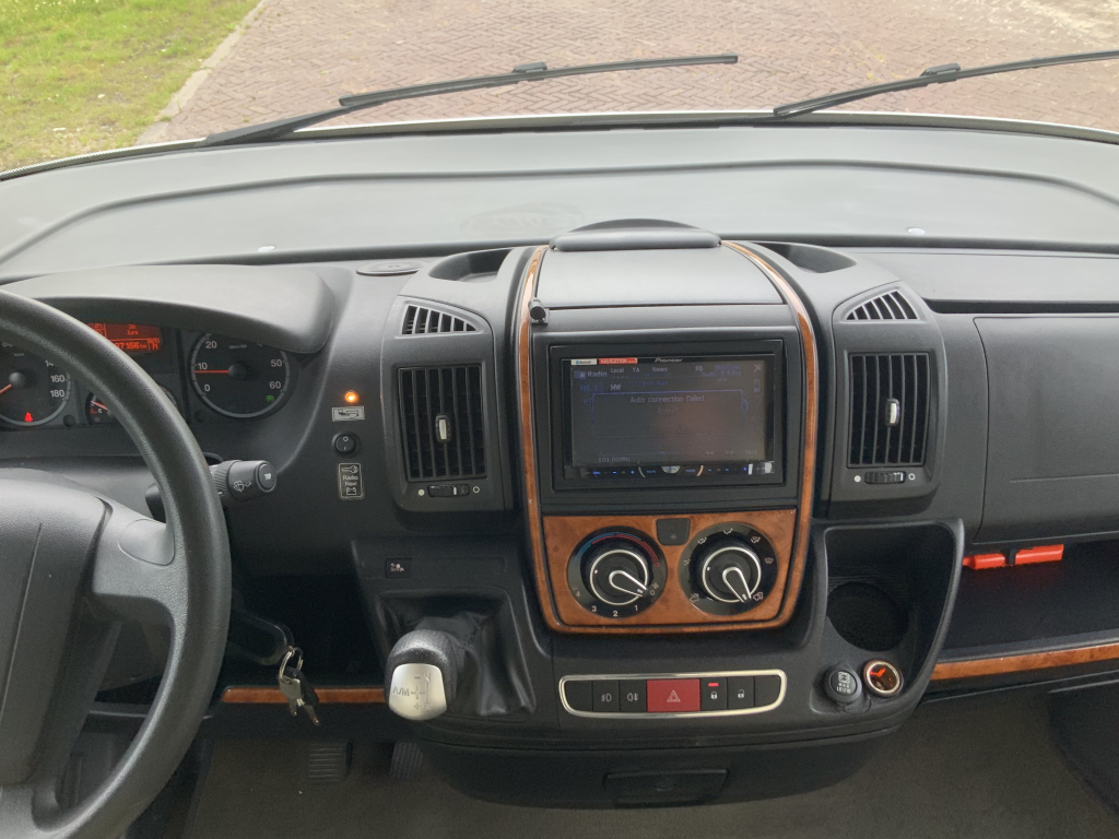 Bürstner Aviano 727 2.3 AUTOMAAT  150  PK integraal ,  Motor-airco  , Queens-bed , gelijkvloers , zij  zitgroep Bj. 2012 Camper centrum on the road foto: 25