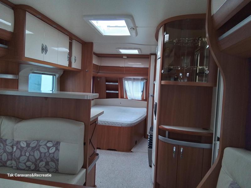 Hobby Excellent 560 CFE Frans bed en C zit  foto: 2
