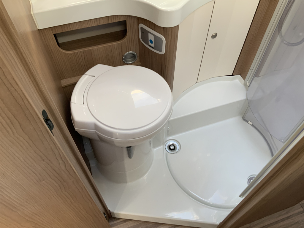 Carthago Malibu I 460 AUTOM&Aacute;TICO 150 CV Integral, Camas longitudinales y Cama abatible, Garaje, Aire acondicionado de motor, Aire acondicionado de techo, Sistema de nivelaci&oacute;n, Centro de autocaravanas en la carretera Marum foto: 24