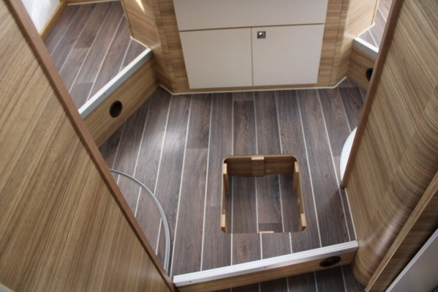 Robuuste Adria Matrix M 670 SK AUTOMAAT 5 gordelplaatsen Queensbed + hefbed (71  foto: 63