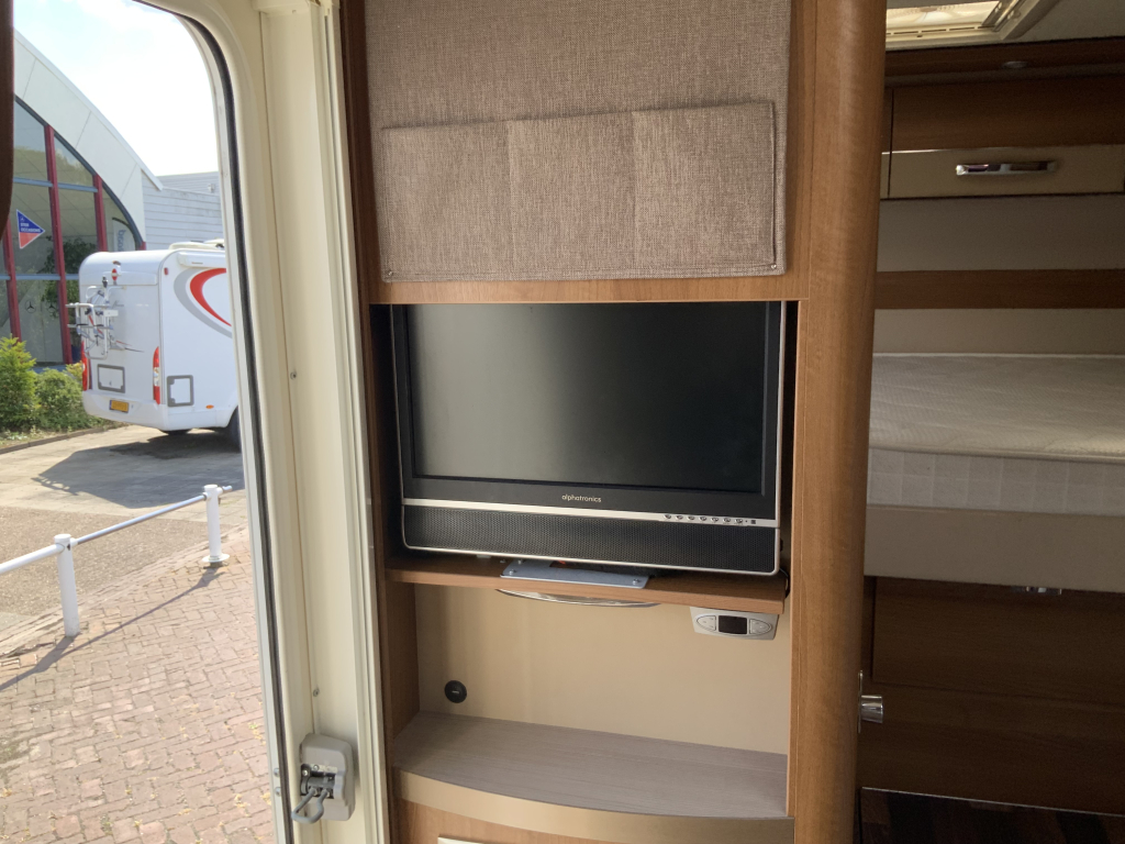 Knaus Van Ti 600 2.3 130 PK Half-integraal, Dwars-bed, Halve- treinzit, Draaistoelen, etc. Bj 2013 Camper centrum on the road Marum foto: 24