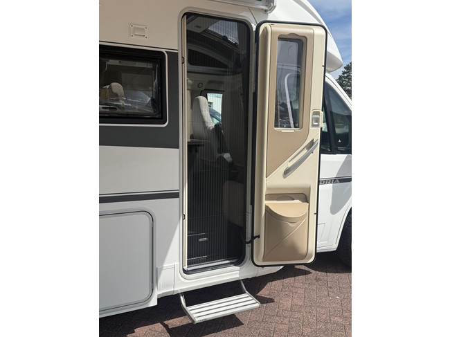 Adria CORAL 600 SC 164 PS Euro 6 sehr kompaktes Wohnmobil Queensize-Bett Panoramadach elektr. Fahrradtr&auml;ger TV 2x Solarpanel Remis Plissee Maxxfan Navi Kamera Leder Fliegengittert&uuml;r Foto: 6