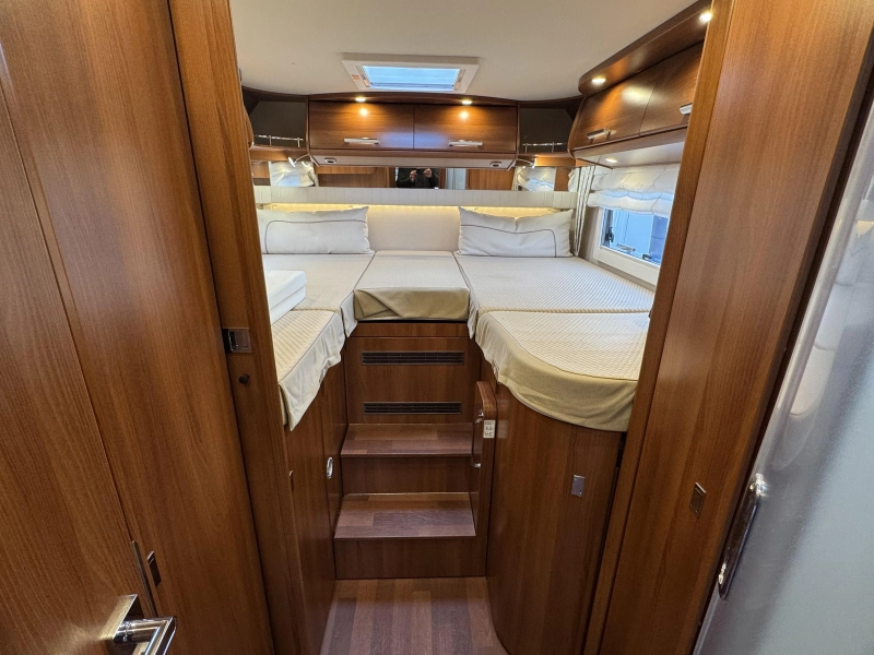 Carthago Chic C-Line I 4.9 LE Mercedes- Camas longitudinales foto: 12
