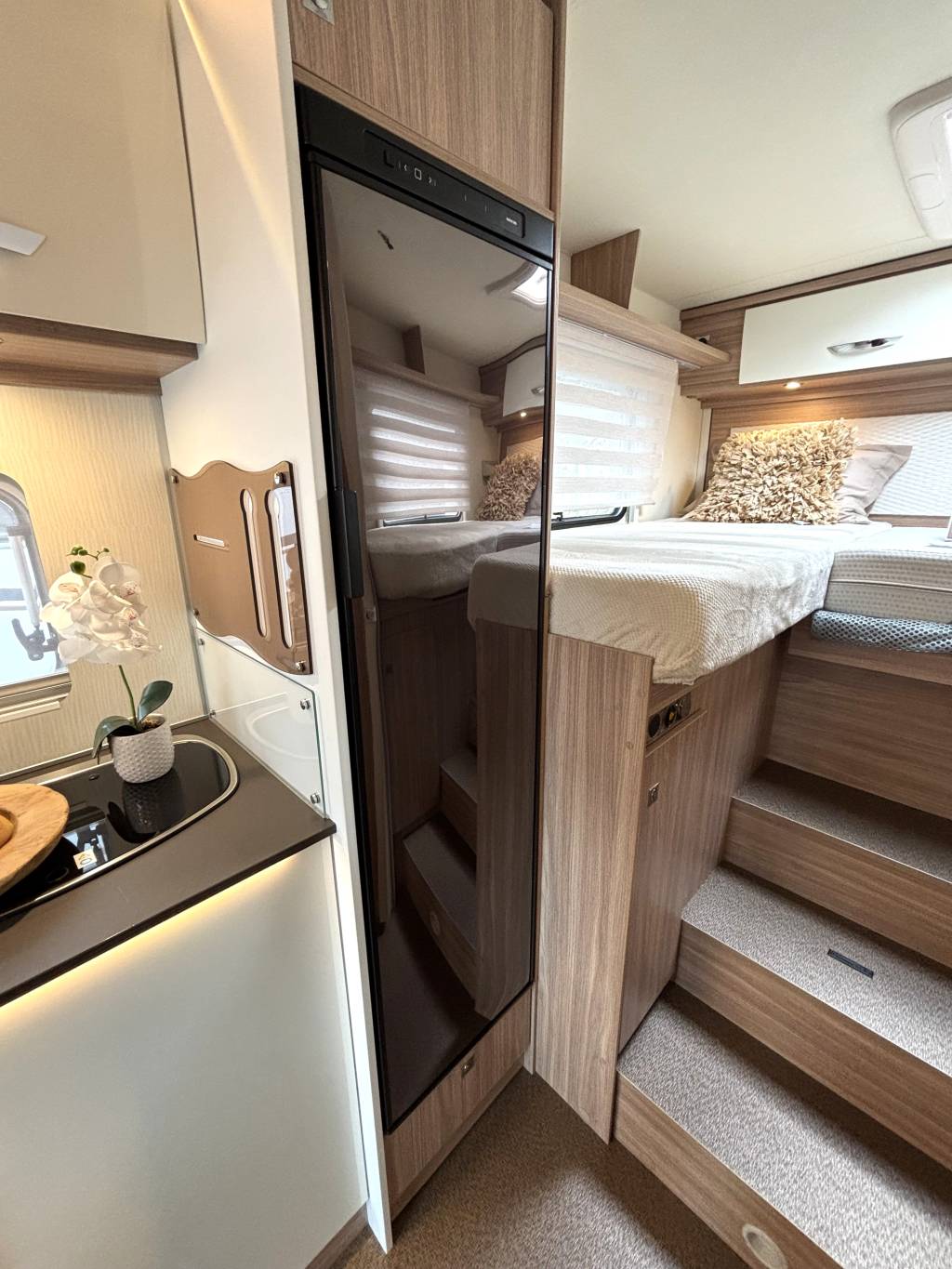 Bürstner Lyseo Limited 690 G 9-TR AUT ENKELE BEDDEN + HEFBED foto: 8