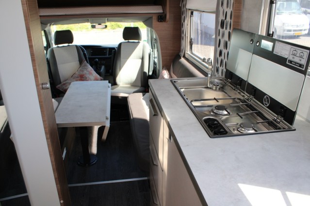 Zeer compacte Knaus Tourer VAN 500 LT Bulli AUTOMAAT voorzien van Face to Face salon (82  foto: 28