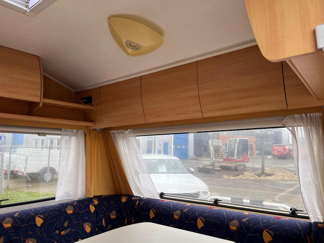HOME-CAR Racer 45 Spirit | Franz&ouml;sisches Bett | Dinette | Fahrradtr&auml;ger vorne | Heizung | K&uuml;hlschrank | Toilette und Waschbecken Foto: 9