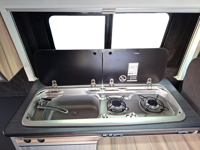 Ford Transit Custom Camper 2.0 TDCI L2H1 Limited | Distributie is vervangen | Camper met 2 slaapplaatsen | Keuken met gootsteen- koelkast- gasfornuis | Zonnescherm | Trekhaak foto: 21