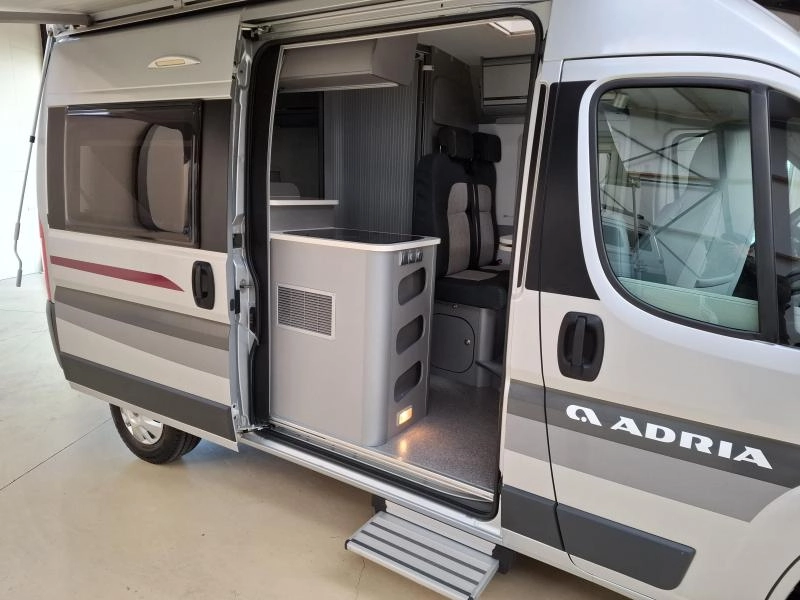 Adria Twin Titanium 540 SPT 130PK Dwars bed Airco  foto: 5