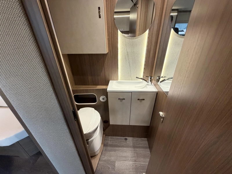 Tabbert Cazadora 460 E camas individuales / dinette foto: 14