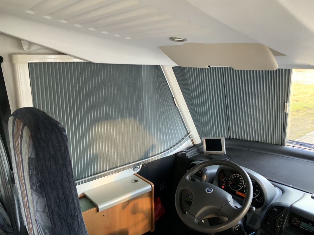 Hymer B 614 2.8 JTD 146 PK Integraal, Dwars – bed & Hef-bed, Garage etc., Bj. 2005 Camper centrum on the road foto: 5