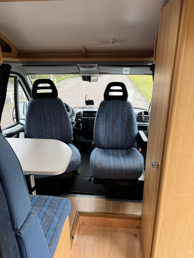 Dethleffs Globebus 1 110 PK, Dwarsbed, halve-treinzit, draaistoelen, Motor airco, nette camper, lengte 6.00 Bj. 2006 Camper centrum on the road Marum  foto: 6