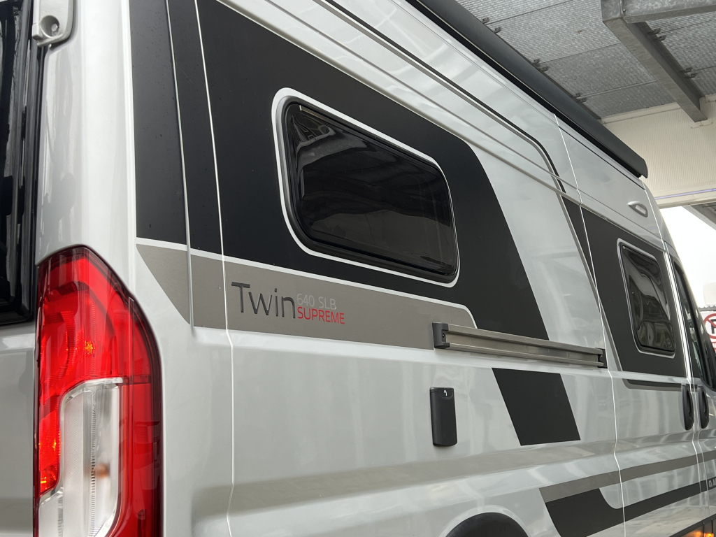 Adria Twin Supreme 640 SLB ENKELE BEDDEN SKYROOF CAMERA foto: 22