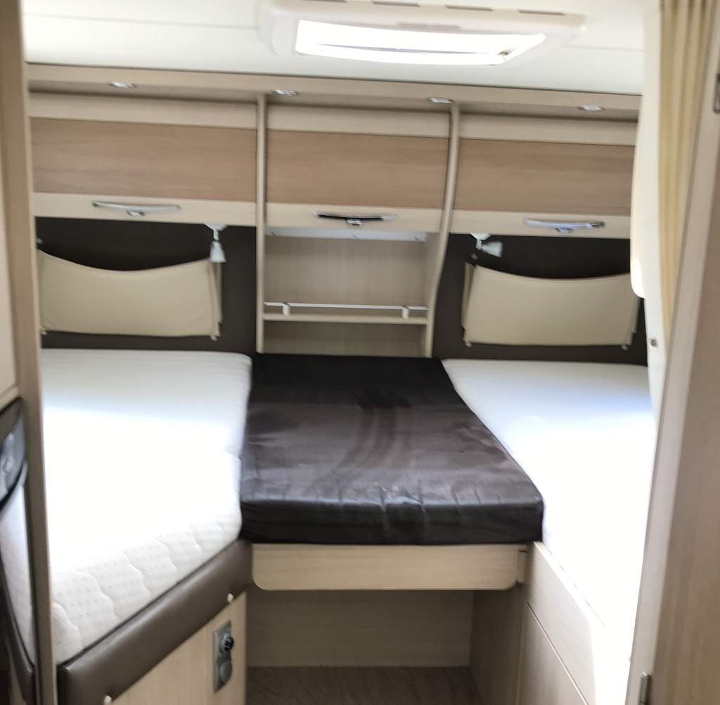 Bürstner Viseo i 690 # level systeem # Enkele bedden & Hefbed # foto: 18