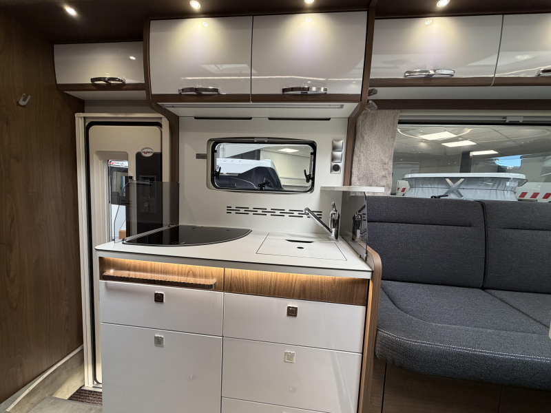 Frankia F-Line 740 PLUS Asientos redondos y camas longitudinales foto: 15