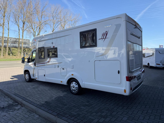RAPIDO 686 F Euro6 Queensbed 2X Airco Zonnepaneel Luifel Fietsenrek foto: 6