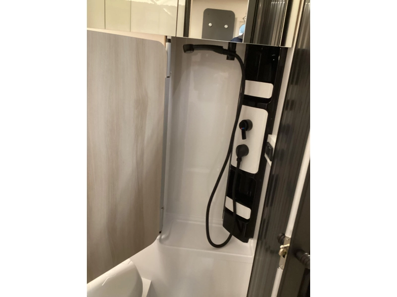 Hobby De Luxe 460 SFF Cama independiente/Ducha foto: 13
