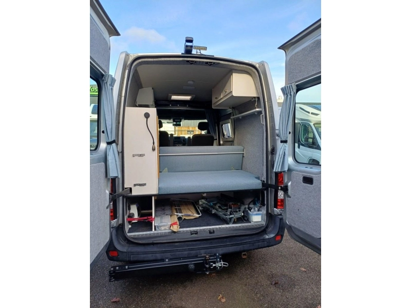 Nissan NV400 photo: 21