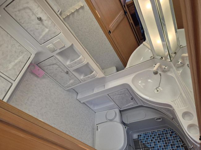 Hobby PRESTIGE 560 Kingsize Bed + Voortent Nw type 2e eig. foto: 21