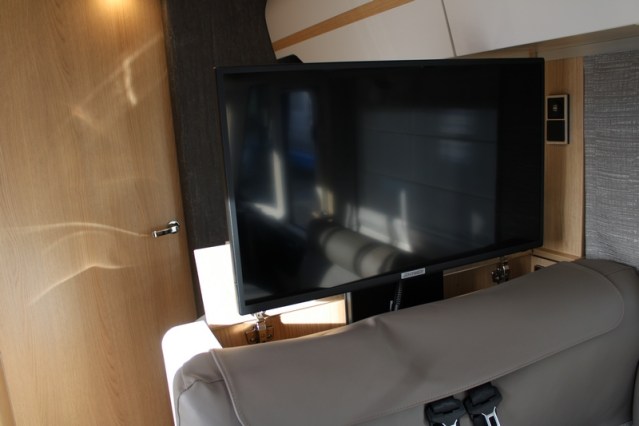 Volledig luchtgeveerde Hymer B ML I 780 9 G Tronic Automaat 170 pk Mercedes 417 CDI (53  foto: 33