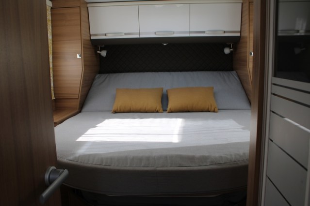 Adria Coral S 670 SC met elektrisch in hoogte verstelbaar Queensbed slechts 40801 km (65  foto: 40