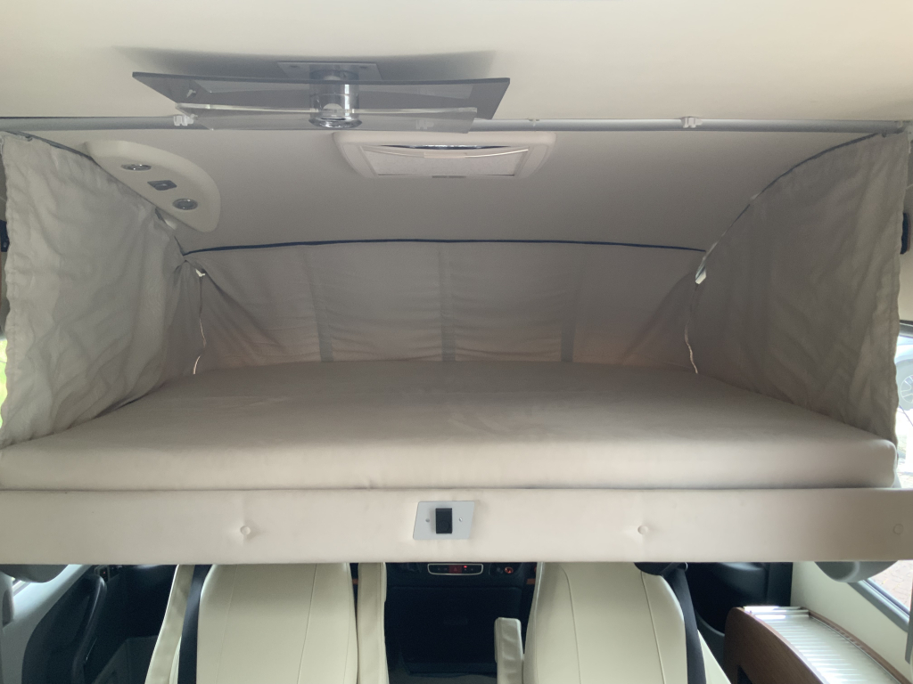 Bürstner Aviano 727 2.3 AUTOMAAT  150  PK integraal ,  Motor-airco  , Queens-bed , gelijkvloers , zij  zitgroep Bj. 2012 Camper centrum on the road foto: 9