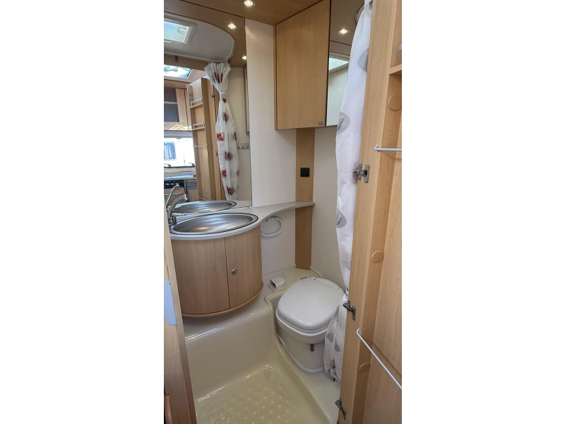 Dethleffs Camper 440 DB dwars bed zit toilet  foto: 5
