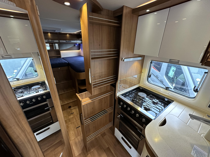 Hymer B 704 PL 3.0 M-JET 180 PK AUTOMAAT  foto: 13