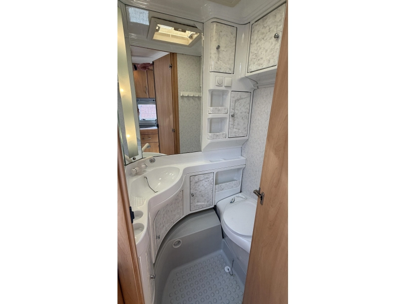 Hobby De luxe Easy 440 SF cama transversal asiento inodoro foto: 5