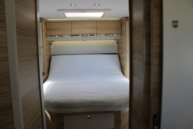 Robuuste Adria Matrix M 670 SK AUTOMAAT 5 gordelplaatsen Queensbed + hefbed (71  foto: 48