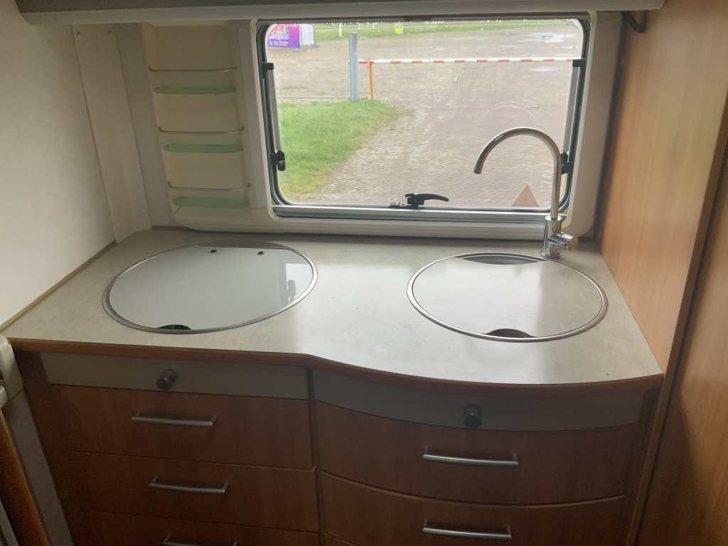 Hymer B 584 2.8 JTD 128 PK, Integraal, Motor-airco, Hef-bed voor, 3 Isri stoelen, Lange-bank, Trekhaak,, Bj. 2005 Camper Centrum On the Road aan de Noorderringweg 4 in Marum. foto: 5