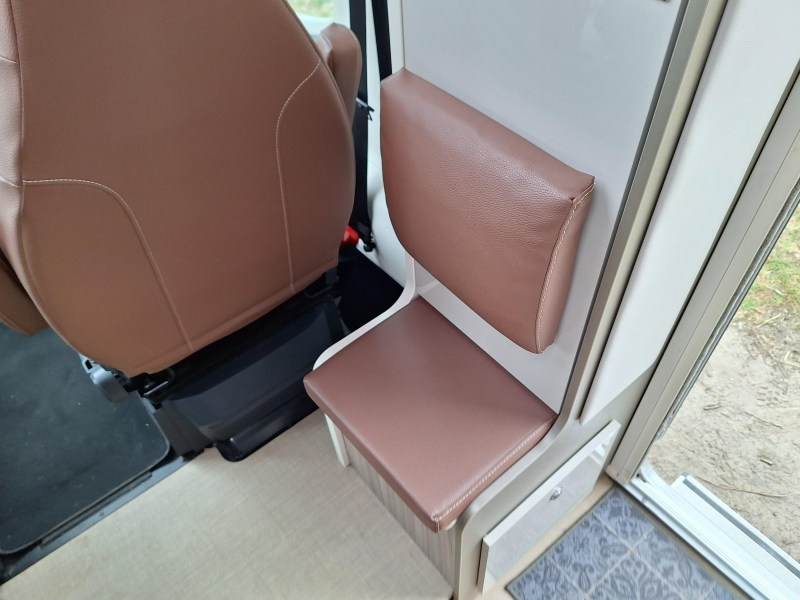 B&uuml;rstner Travel Van 620 T 9G MOD&Egrave;LE COMPACT AUTOMATIQUE photo : 5