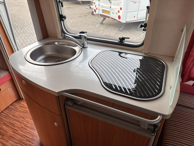 Eriba Touring Triton 430 Thule cassette awning photo: 4