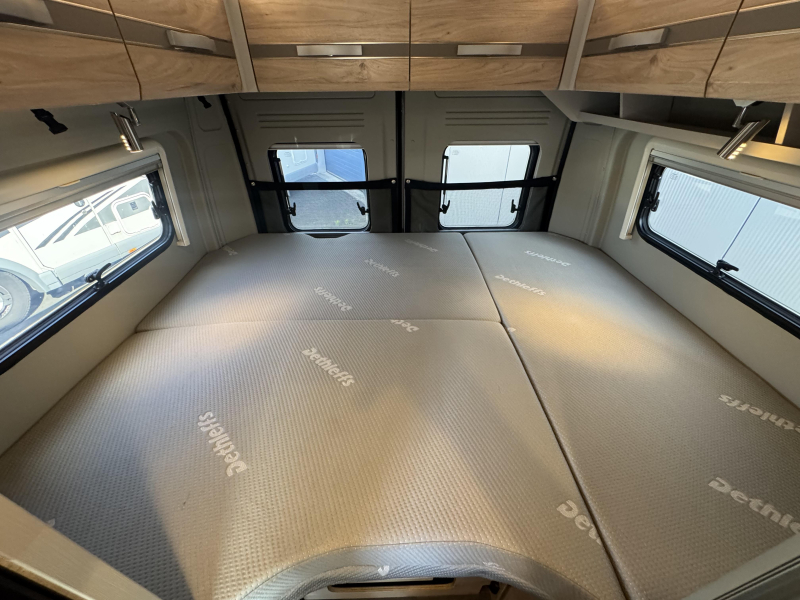 Dethleffs Globetrail Advantage 600 DR dwarsbed hefdak bovenbed  foto: 6