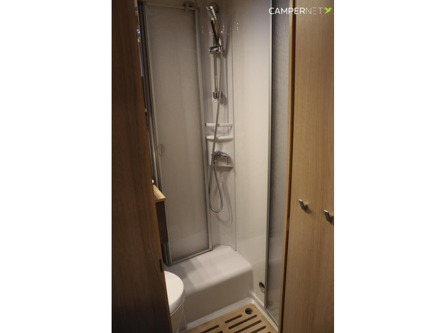 LMC Tourer Lift H664 170pk Automaat | Lengtebedden | Hefbed | Dieselverwarming | Grote garage | Fietsendrager | Multimedia systeem | foto: 19